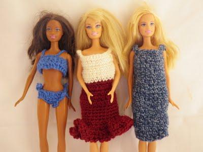 Vestiti per la Barbie all'uncinetto.