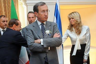 Berlusconi ignora Fini ma dà la mano alla Tulliani