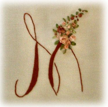 SILK RIBBON: ricamiamo la nostra iniziale SILK RIBBON: ricamiamo la nostra iniziale