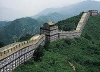 La grande muraglia della Cina rappresenta la prima impronta dell'uomo: il muro che delimita e protegge