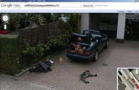 uomo nudo streetview germania 33041 Ecco le immagini più strane di Google Street View