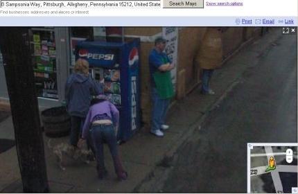 usa in alto a destra c e uno strano tizio in costume 4751 Ecco le immagini più strane di Google Street View