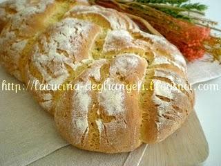Treccia di grano duro alla ricotta aromatizzata alla salvia Treccia di grano duro alla ricotta aromatizzata alla salvia