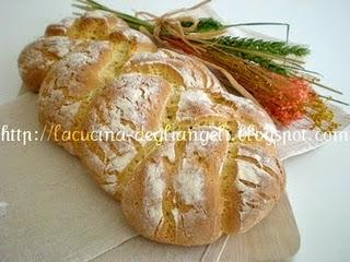 Treccia di grano duro alla ricotta aromatizzata alla salvia Treccia di grano duro alla ricotta aromatizzata alla salvia