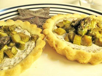 NON SARA' NUDA - CROSTATINE CON ASPARAGI, RICOTTA E SALSA TARTUFATA - ASPARAGUS AND RICOTTA PIE WITH BLACK TRUFFLE SAUCE