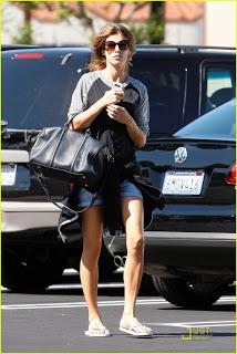 Elisabetta Canalis a Studio City: spesa e paparazzata a sorpresa Elisabetta Canalis a Studio City: spesa e paparazzata a sorpresa