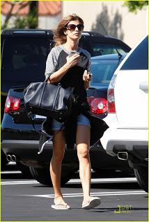 Elisabetta Canalis a Studio City: spesa e paparazzata a sorpresa Elisabetta Canalis a Studio City: spesa e paparazzata a sorpresa