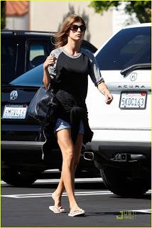 Elisabetta Canalis a Studio City: spesa e paparazzata a sorpresa Elisabetta Canalis a Studio City: spesa e paparazzata a sorpresa