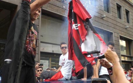 Tifosi milanisti bruciano maglia di Leonardo Tifosi milanisti bruciano maglia di Leonardo