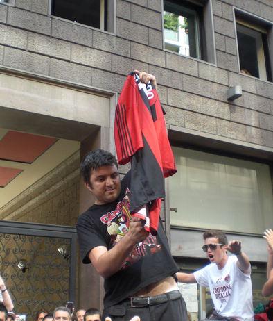 Tifosi milanisti bruciano maglia di Leonardo Tifosi milanisti bruciano maglia di Leonardo