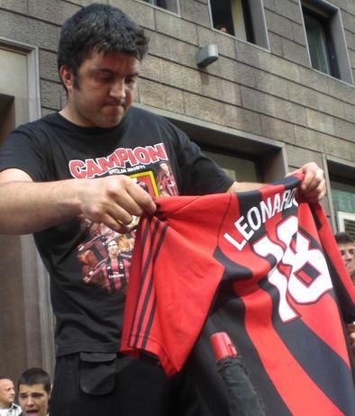 Tifosi milanisti bruciano maglia di Leonardo Tifosi milanisti bruciano maglia di Leonardo