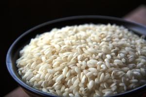 Risotto al tè nero con spuma di carciofi, mentuccia e more