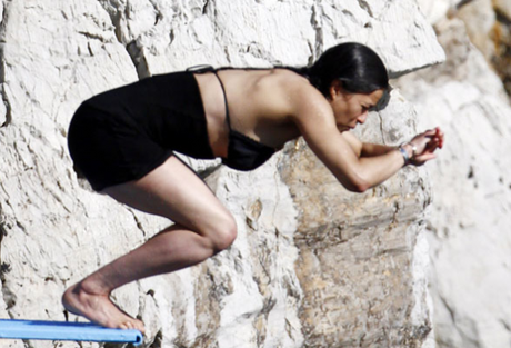 A Michelle Rodriguez scappa via un pezzo di sedere A Michelle Rodriguez scappa via un pezzo di sedere