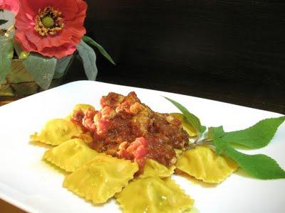 IDENTIKIT - G COME GALLETTO - RAVIOLI AROMATICI ALLA SALVIA ANANAS CON RAGU' DI GALLETTO - HOMEMADE RAVIOLI WITH CHICKEN RAGU'