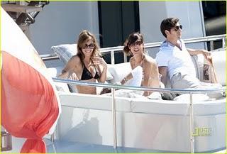 Elisabetta Canalis sullo yacht a Cannes e in due pezzi: non le mancano i mezzi