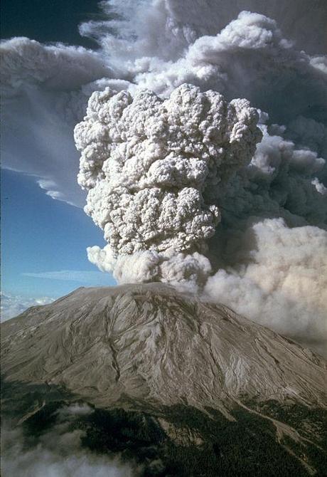 Accadde oggi: 18 maggio 1980-Il Mount St. Helens, nello stato di Washington erutta uccidendo 57 persone e causando molti danni MSH80 st helens eruption plume 07-22-80