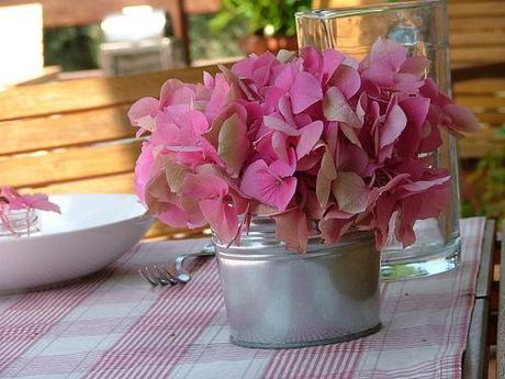 tablescape with pink hortensia macrophylla