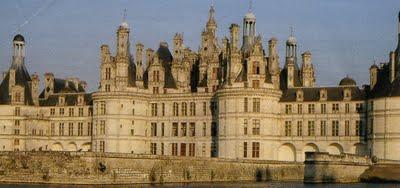 I castelli della Loira attraverso un paesaggio dolcissimo frequentato da moltissimi attenti visitatori di tutto il mondo.