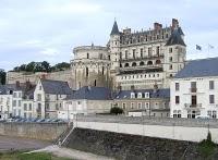 I castelli della Loira attraverso un paesaggio dolcissimo frequentato da moltissimi attenti visitatori di tutto il mondo.