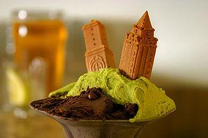 Gelato Italiano, with two tower-shaped biscuits.