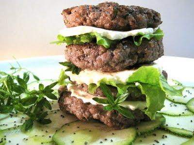 TORRETTE DI HAMBURGER PROFUMATE ALL'ORIGANO CON PRIMOSALE E LATTUGHINO DI CAMPO SU CARPACCIO DI ZUCCHINE AI SEMI DI PAPAVERO