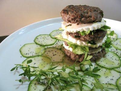 TORRETTE DI HAMBURGER PROFUMATE ALL'ORIGANO CON PRIMOSALE E LATTUGHINO DI CAMPO SU CARPACCIO DI ZUCCHINE AI SEMI DI PAPAVERO