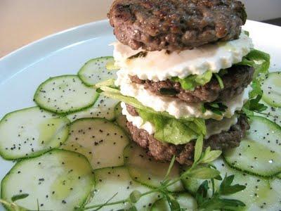 TORRETTE DI HAMBURGER PROFUMATE ALL'ORIGANO CON PRIMOSALE E LATTUGHINO DI CAMPO SU CARPACCIO DI ZUCCHINE AI SEMI DI PAPAVERO