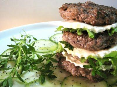 TORRETTE DI HAMBURGER PROFUMATE ALL'ORIGANO CON PRIMOSALE E LATTUGHINO DI CAMPO SU CARPACCIO DI ZUCCHINE AI SEMI DI PAPAVERO