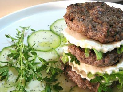 TORRETTE DI HAMBURGER PROFUMATE ALL'ORIGANO CON PRIMOSALE E LATTUGHINO DI CAMPO SU CARPACCIO DI ZUCCHINE AI SEMI DI PAPAVERO