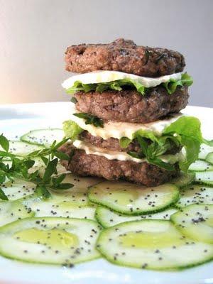 TORRETTE DI HAMBURGER PROFUMATE ALL'ORIGANO CON PRIMOSALE E LATTUGHINO DI CAMPO SU CARPACCIO DI ZUCCHINE AI SEMI DI PAPAVERO