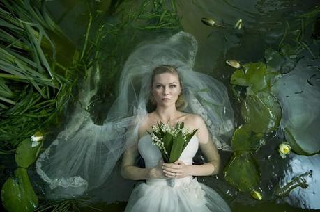 la-prima-suggestiva-immagine-dell-eterea-sposa-kirsten-dunst-in-melancholia-199997