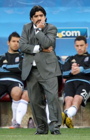 Abito grigio chiaro, cravatta color perla e camicia bianca per  Diego Armando Maradona, allenatore dell'Argentina (Olympia)