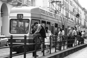 Uomini e donne alla fermata del tram