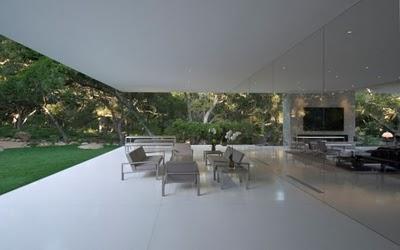 UNA VILLA BIANCA E TRASPARENTE. UNA VILLA BIANCA E TRASPARENTE.