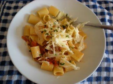 Una ricetta per una pasta veloce con pomodoro, prosciutto ed emmental