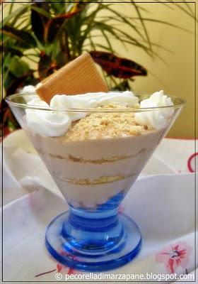 Mousse al cioccolato con panna e biscotti secchi