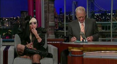 Da David Letterman Lady Gaga mangia carta
