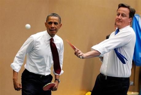 Obama gioca a Ping Pong con il primo ministro inglese Cameron. Obama gioca a Ping Pong con il primo ministro inglese Cameron.