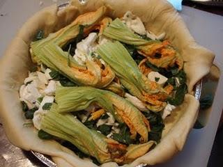 La quiche profumata: menta e fiori di zucchine (e mozzarella grattuggiata)
