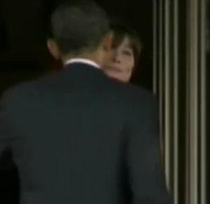 Al G8 Carla Bruni bacia gli ospiti ma non Silvio Berlusconi – fotosequenza