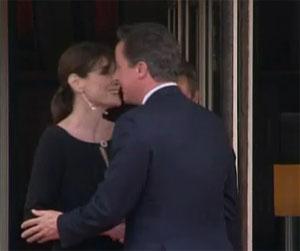 Al G8 Carla Bruni bacia gli ospiti ma non Silvio Berlusconi – fotosequenza