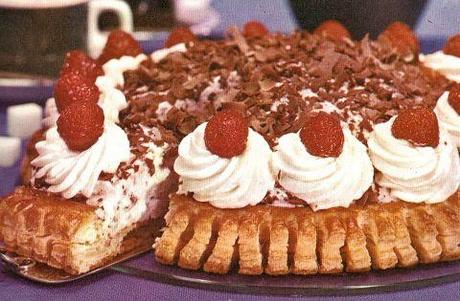 Torta di fragole, panna e cioccolato Torta di fragole, panna e cioccolato