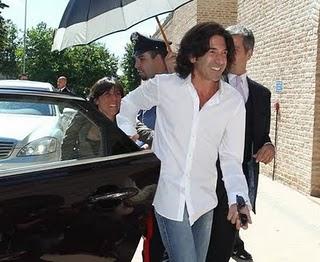 Le videonozze della Corvaglia con l'inseparabile Canalis in mezzo al parapiglia Le videonozze della Corvaglia con l'inseparabile Canalis in mezzo al parapiglia