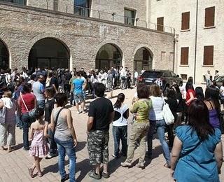 Le videonozze della Corvaglia con l'inseparabile Canalis in mezzo al parapiglia Le videonozze della Corvaglia con l'inseparabile Canalis in mezzo al parapiglia