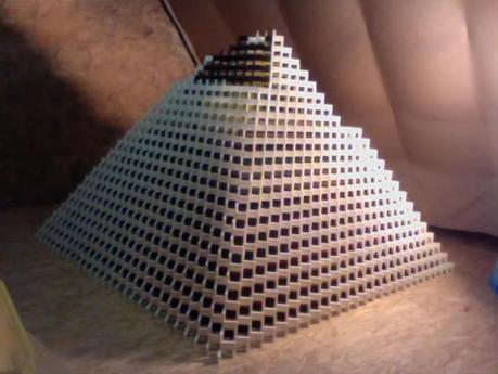 FAIL: La piramide (di domino) più grande al mondo [Video]