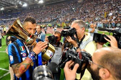 Video finale Coppa Italia 2011: Materazzi fa un gavettone a Galeazzi
