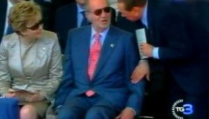 Berlusconi tocca il Re di Spagna Berlusconi infrange il protocollo e tocca il Re di Spagna scandalizzato – foto