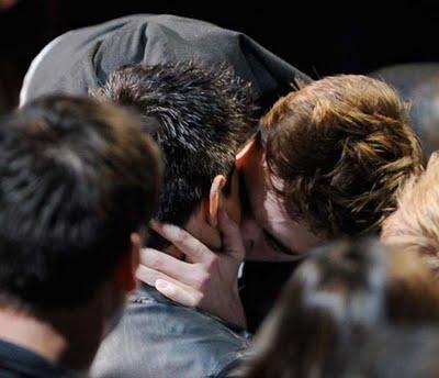Robert Pattinson su Taylor Lautner è saltato e sulla bocca l'ha baciato