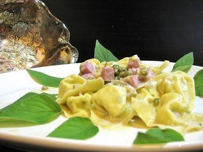 IL SUO NOME E'...... ALICE GINEVRA - CAPPELLETTI ALLE ERBE AROMATICHE DEL NOSTRO BALCONE CON PANNA, PROSCIUTTO COTTO E PISELLI