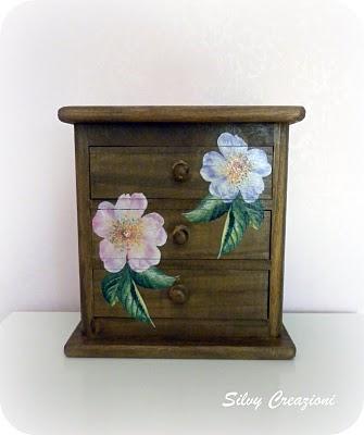 Mini cassettiera con fiori
